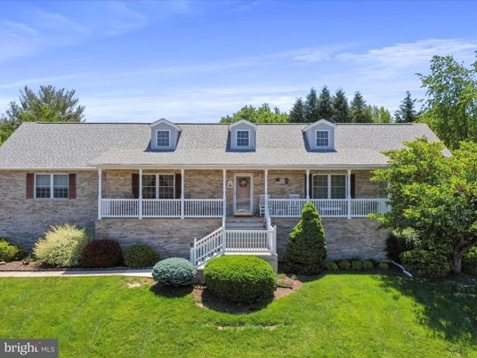 Exterior, Facade, Cape Cod