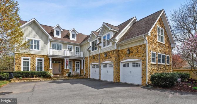 Attached, Exterior, Facade, Farmhouse