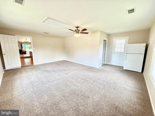 Empty room, Interior