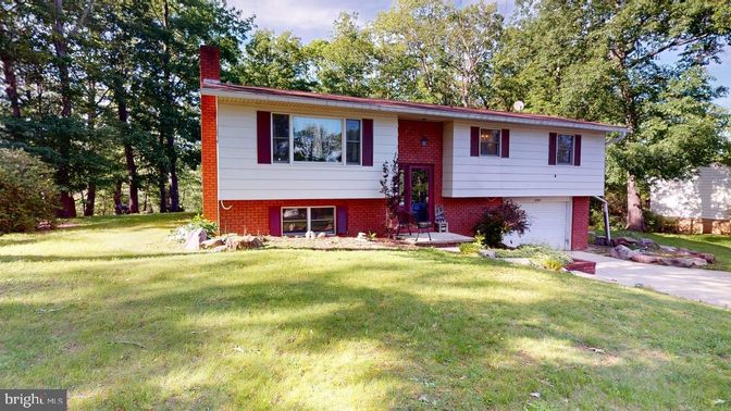 Attached, Exterior, Facade, Brick Facade, Raised Ranch