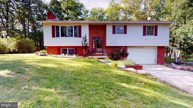 Attached, Exterior, Facade, Brick Facade, Raised Ranch