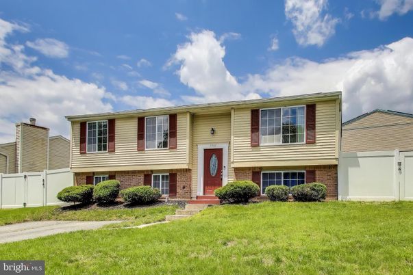 Attached, Exterior, Facade, Brick Facade, Raised Ranch