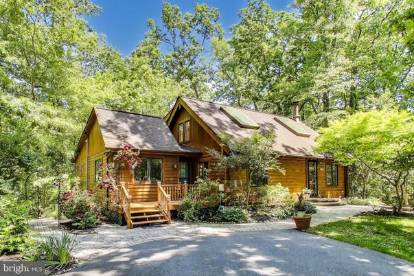 Exterior, Facade, Log Home