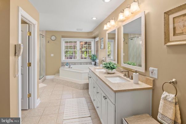 Bathroom, Dual Sink Vanities, Interior, Recessed Lighting
