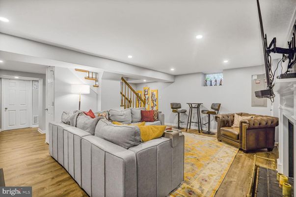 Fitness Equipment, Interior, Living room, Recessed Lighting, Wood Texture Flooring