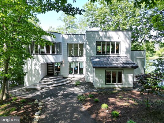 Exterior, Facade, Modern