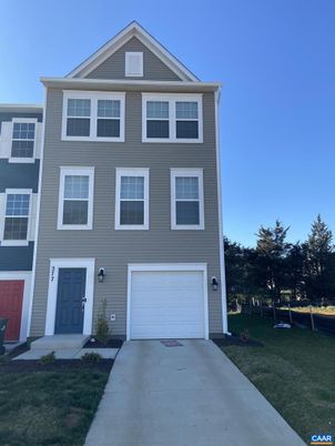 Attached, Exterior, Facade, Rowhouse