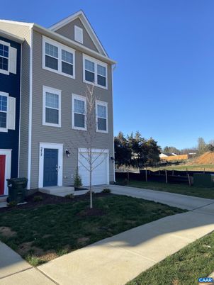 Attached, Exterior, Facade, Rowhouse