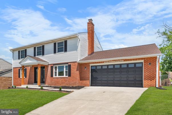 Attached, Exterior, Facade, Brick Facade, Split Level