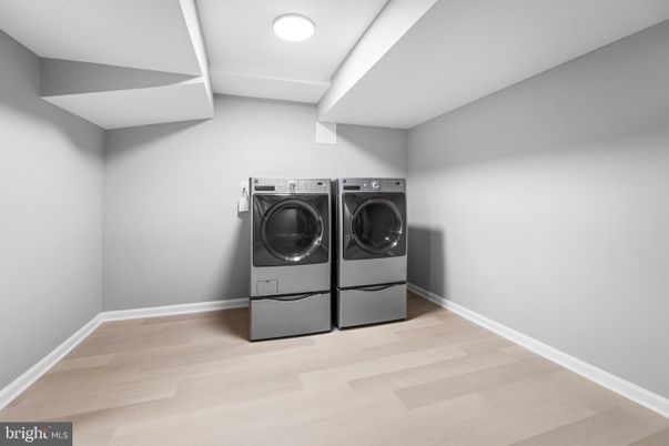 Interior, Recessed Lighting, Washer, Wood Texture Flooring
