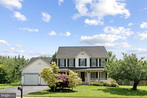 Attached, Exterior, Facade, Farmhouse