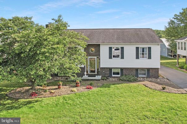 Exterior, Facade, Brick Facade, Raised Ranch