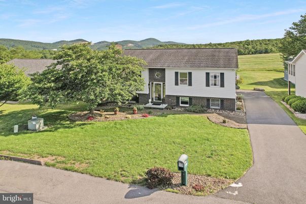 Exterior, Facade, Raised Ranch