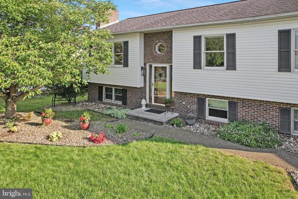 Exterior, Facade, Brick Facade, Raised Ranch