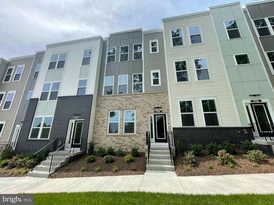 Exterior, Facade, Rowhouse