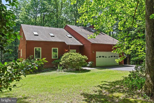 Attached, Exterior, Facade, Brick Facade, Log Home
