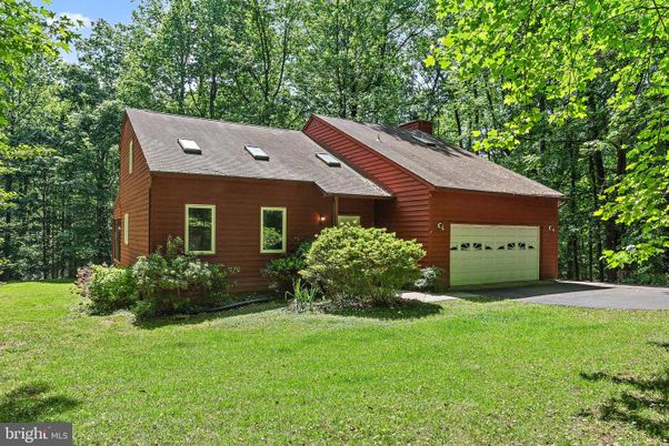 Attached, Exterior, Facade, Brick Facade, Log Home