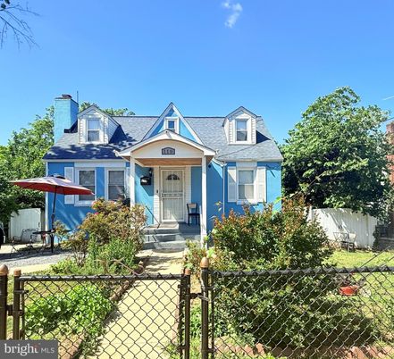 Exterior, Facade, Queen Anne Victorian