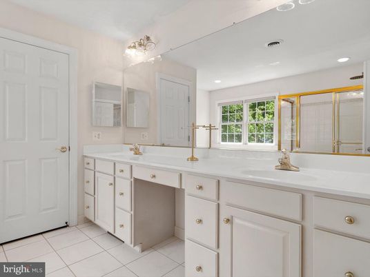 Bathroom, Dual Sink Vanities, Interior, Recessed Lighting