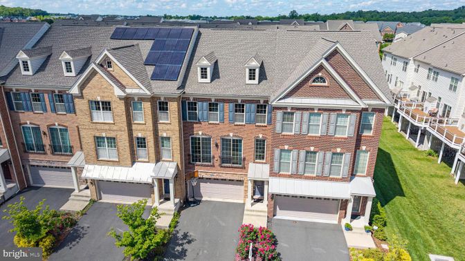 Attached, Exterior, Facade, Brick Facade, Solar Panels, Rowhouse