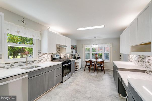 Chandelier, Dining room, Interior, Kitchen, Pendant Lights, Stainless Steel Appliances