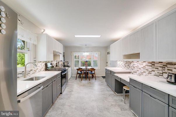 Dining room, Interior, Kitchen, Recessed Lighting, Stainless Steel Appliances