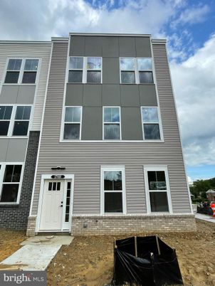 Exterior, Facade, Rowhouse