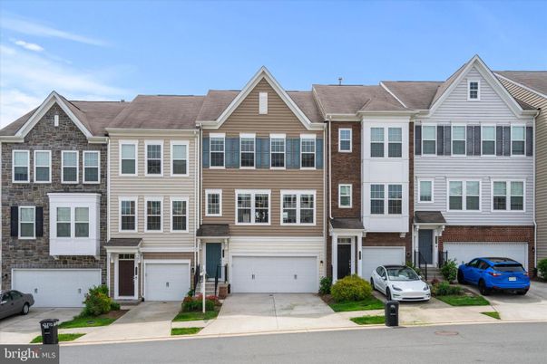Attached, Exterior, Facade, Rowhouse
