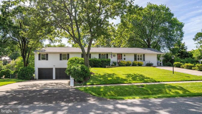 Attached, Exterior, Facade, Ranch
