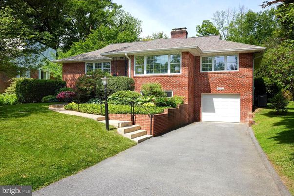 Attached, Exterior, Facade, Brick Facade, Split Level