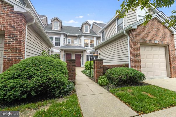 Attached, Exterior, Facade, Brick Facade, Queen Anne Victorian