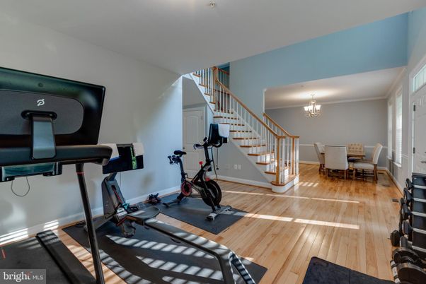 Chandelier, Dining room, Fitness Equipment, Interior, Wood Texture Flooring