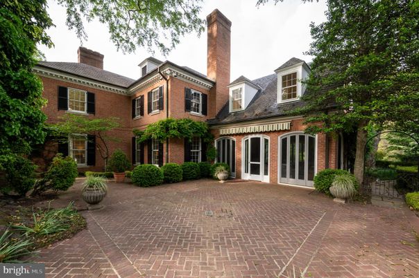 Exterior, Facade, Brick Facade, Georgian