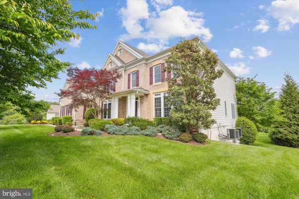 Backyard, Exterior, Facade, Brick Facade, Brick Traditional