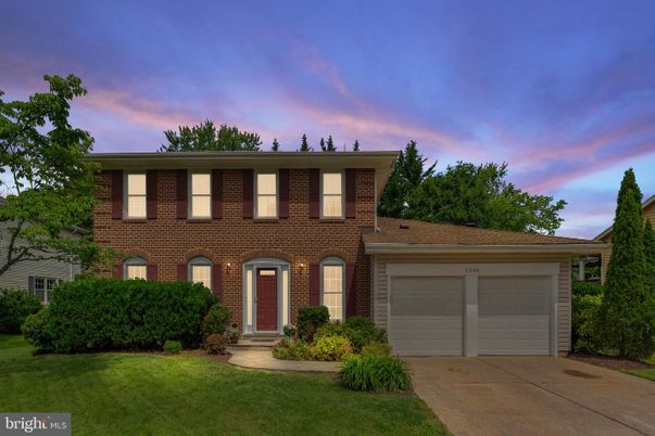 Attached, Exterior, Facade, Brick Facade, Georgian