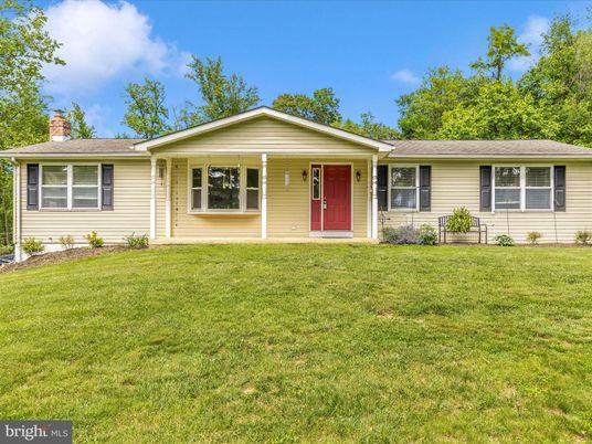 Exterior, Facade, Ranch