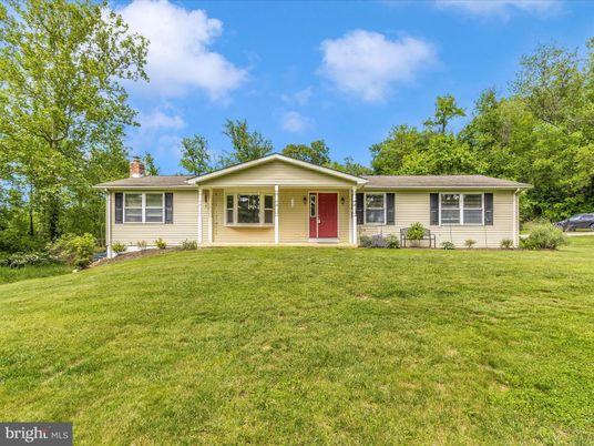 Backyard, Exterior, Facade, Ranch