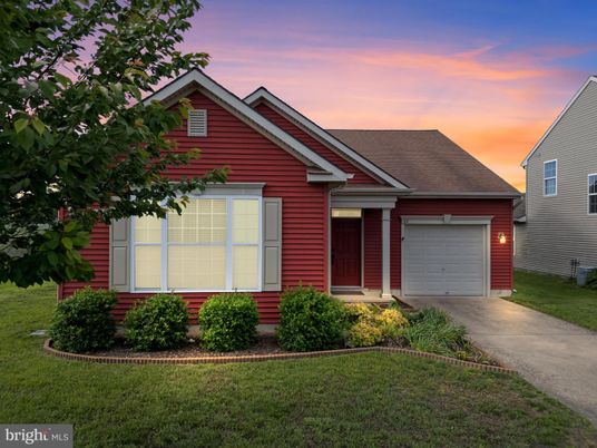 Attached, Exterior, Facade, American Craftsman