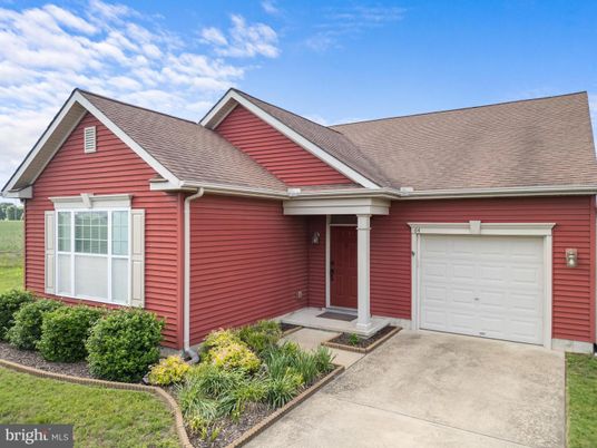 Attached, Exterior, Facade, Ranch