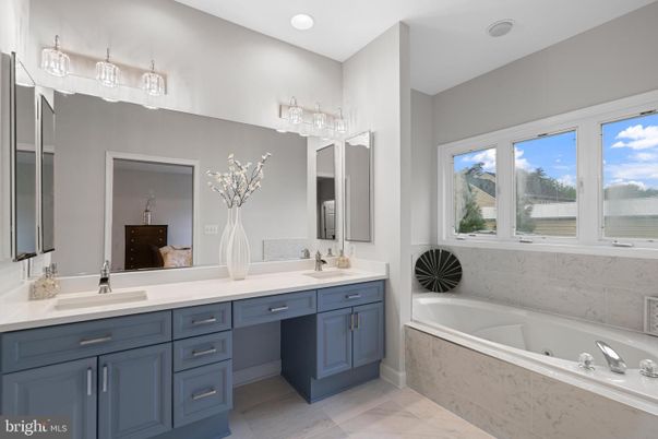 Bathroom, Dual Sink Vanities, Interior, Recessed Lighting