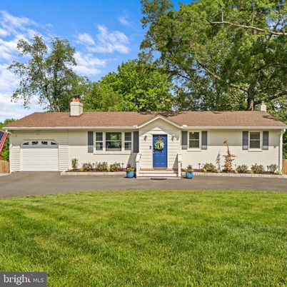 Attached, Exterior, Facade, Ranch