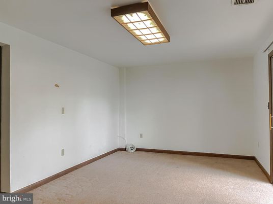 Empty room, Interior