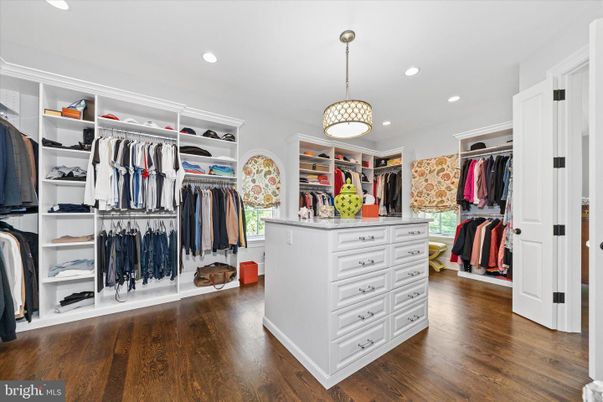 Interior, Pendant Lights, Recessed Lighting, Walk-in Closets, Wood Texture Flooring