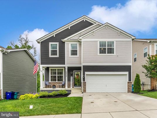 Attached, Exterior, Facade, American Craftsman