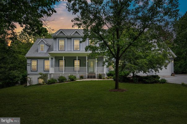 Attached, Exterior, Facade, Queen Anne Victorian