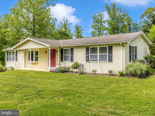 Exterior, Facade, Ranch
