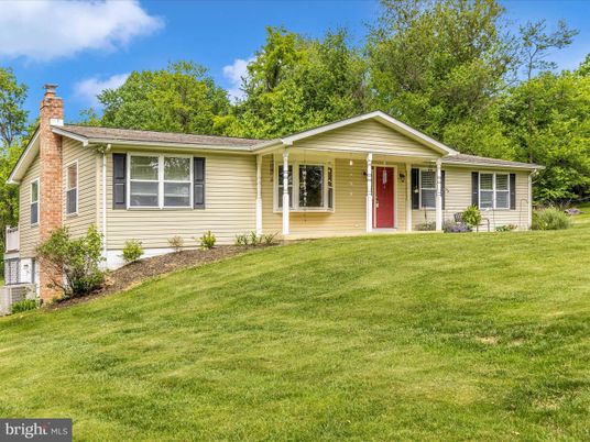 Exterior, Facade, Ranch