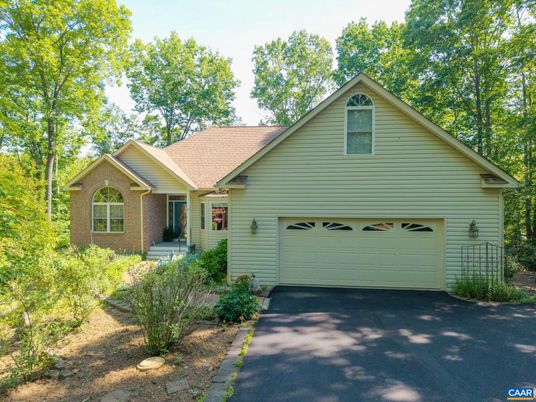 Attached, Exterior, Facade, Ranch
