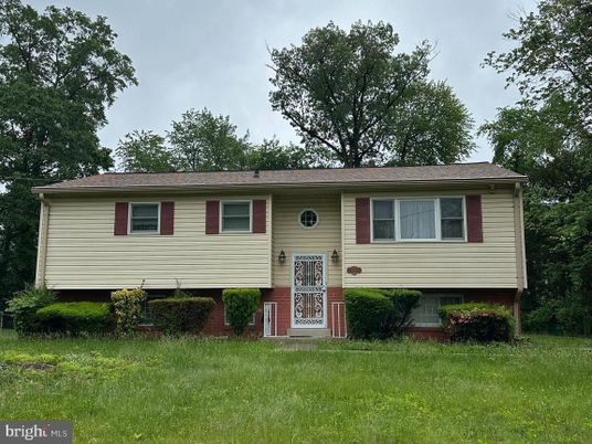 Exterior, Facade, Raised Ranch
