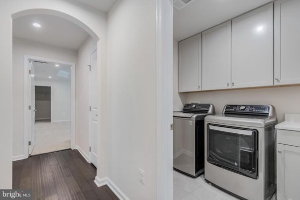 Interior, Recessed Lighting, Washer, Wood Texture Flooring